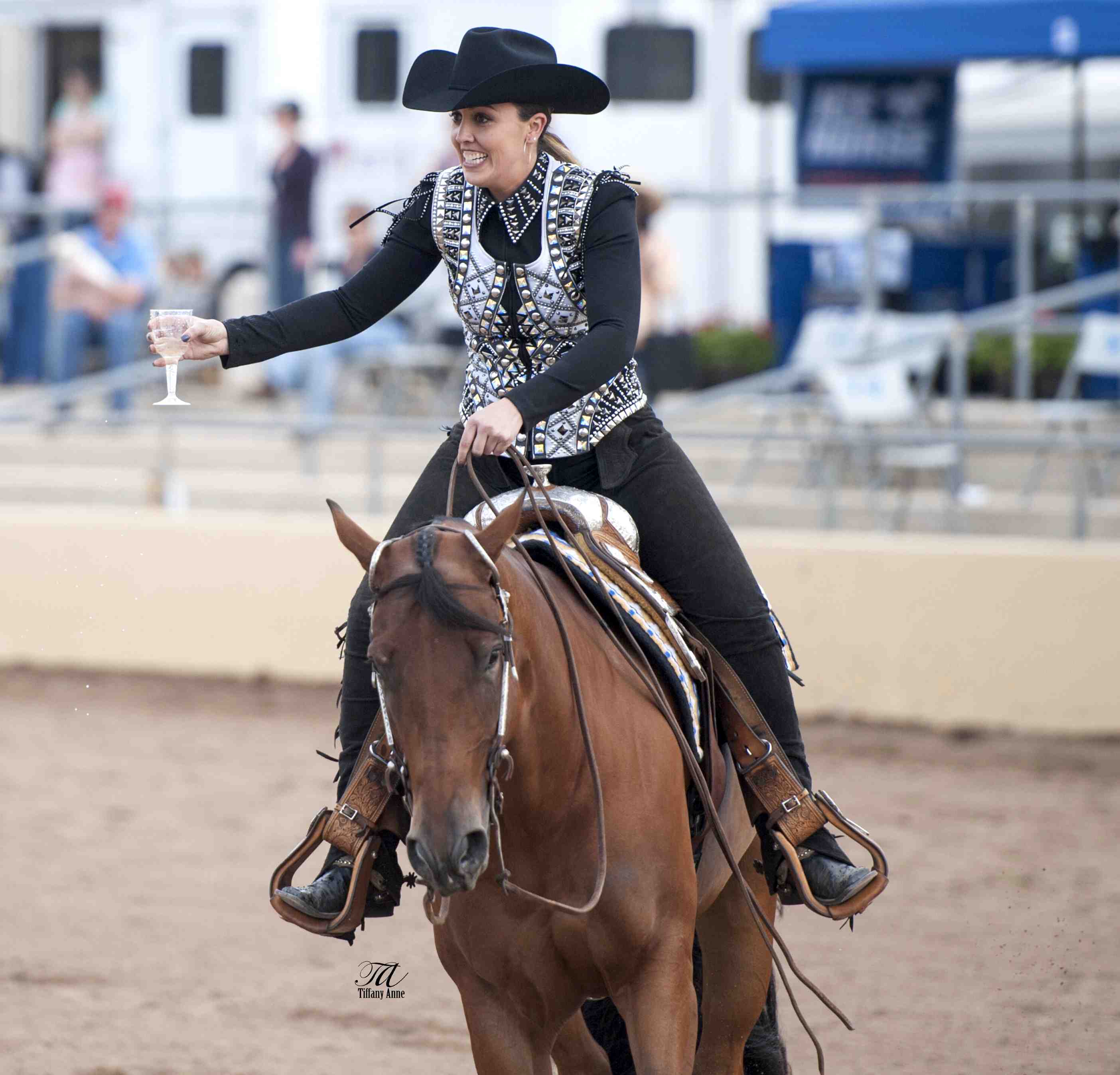 GoHorseShow - jenna gibbs wine race